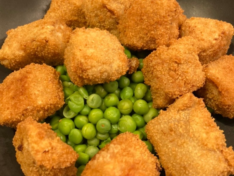 Ideas – Fried salmon bites with peas and a hint!